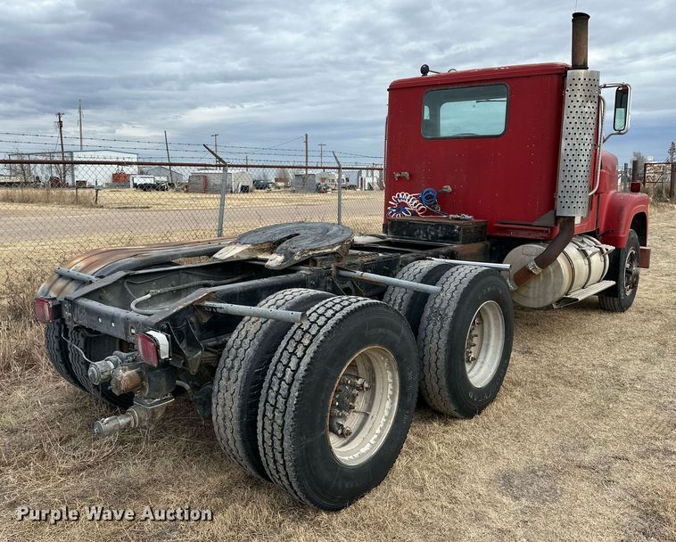 image for item IB9289 1983 International TranStar F4370  semi truck