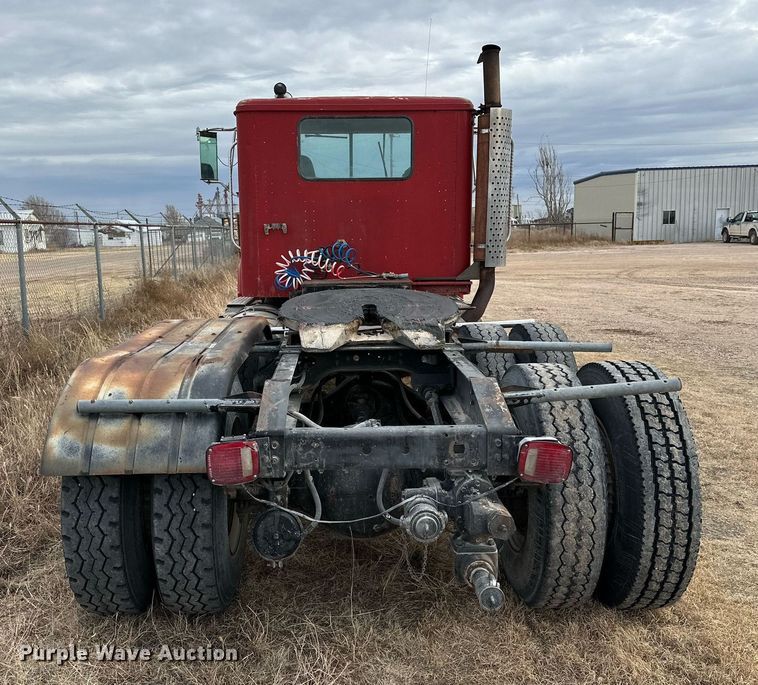 image for item IB9289 1983 International TranStar F4370  semi truck