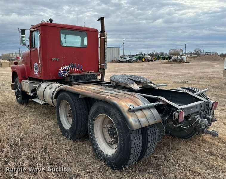 image for item IB9289 1983 International TranStar F4370  semi truck