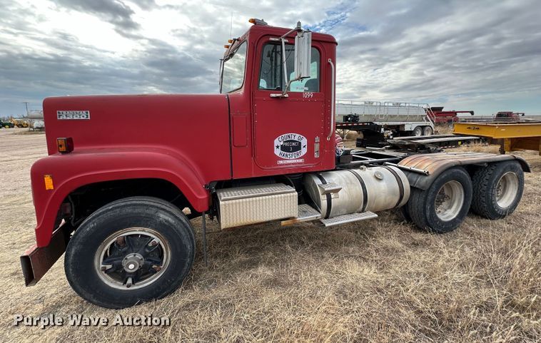 image for item IB9289 1983 International TranStar F4370  semi truck