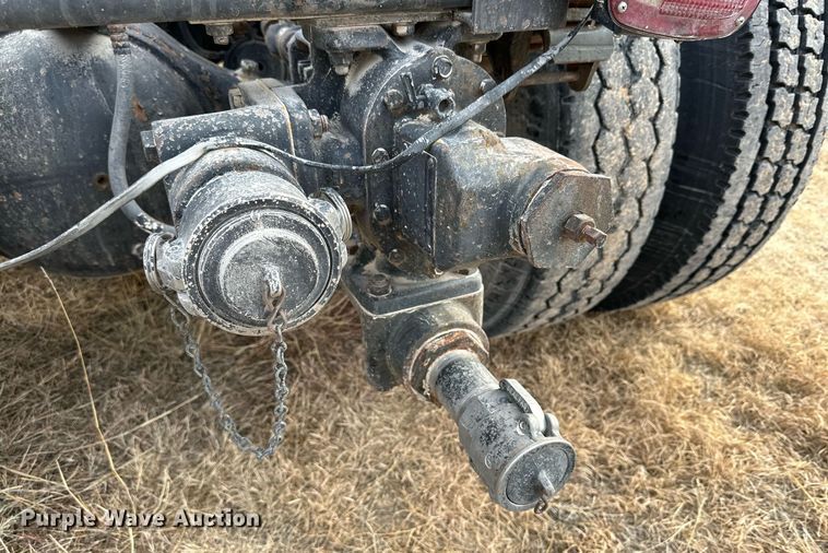 image for item IB9289 1983 International TranStar F4370  semi truck