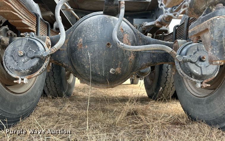 image for item IB9289 1983 International TranStar F4370  semi truck