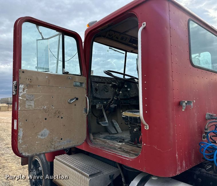 image for item IB9289 1983 International TranStar F4370  semi truck