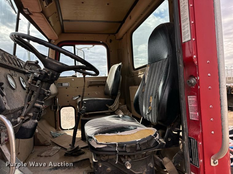 image for item IB9289 1983 International TranStar F4370  semi truck