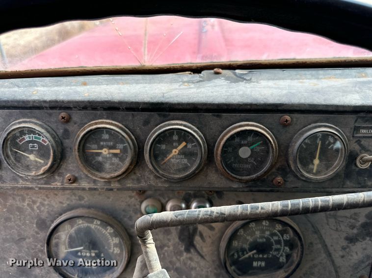 image for item IB9289 1983 International TranStar F4370  semi truck