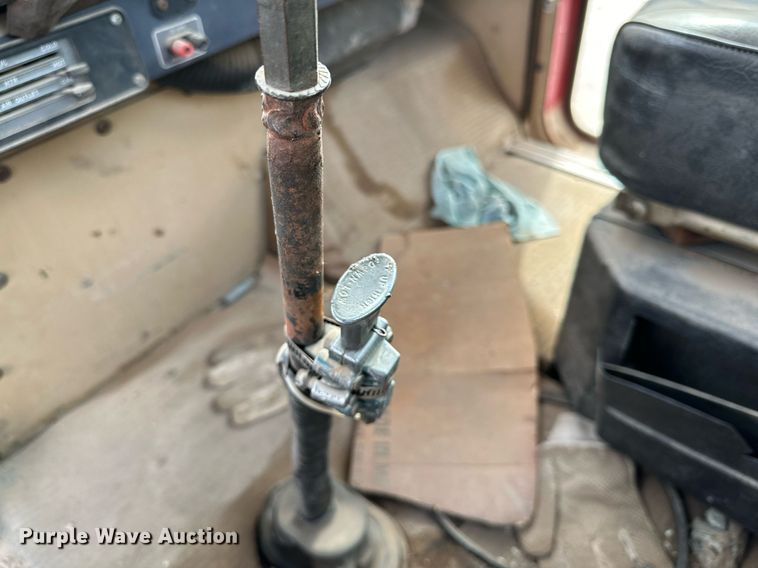 image for item IB9289 1983 International TranStar F4370  semi truck