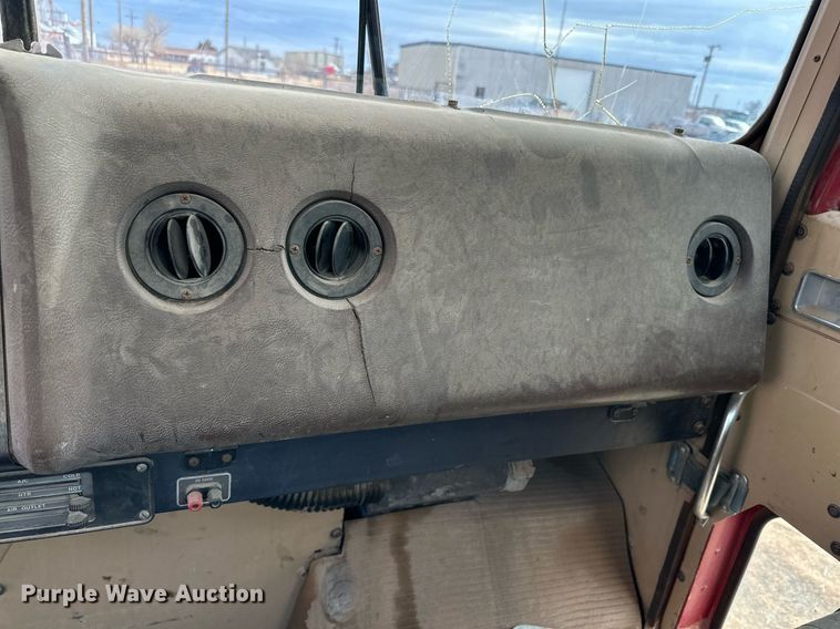 image for item IB9289 1983 International TranStar F4370  semi truck