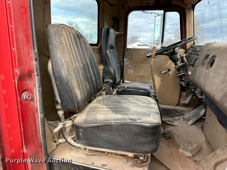 image for item IB9289 1983 International TranStar F4370  semi truck