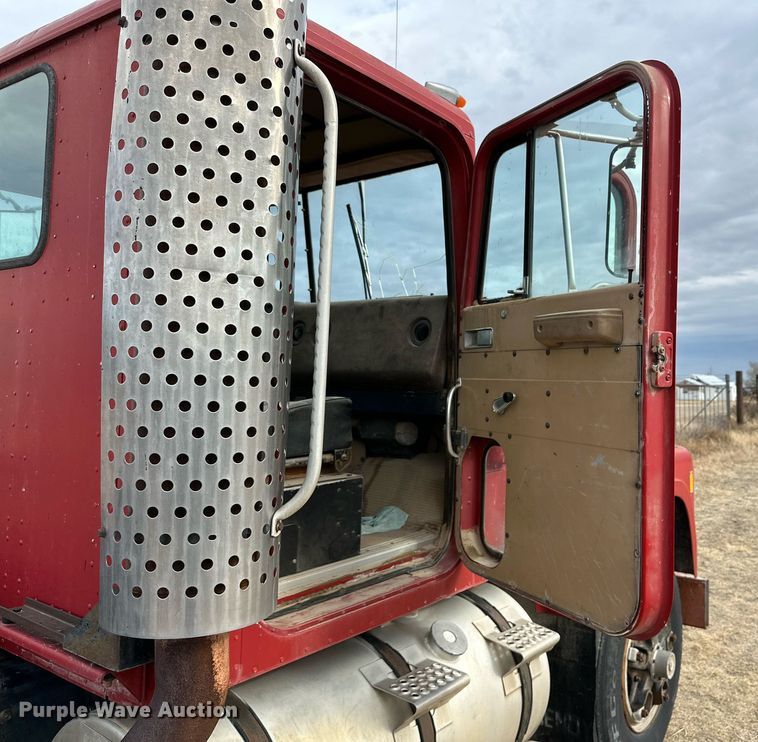 image for item IB9289 1983 International TranStar F4370  semi truck