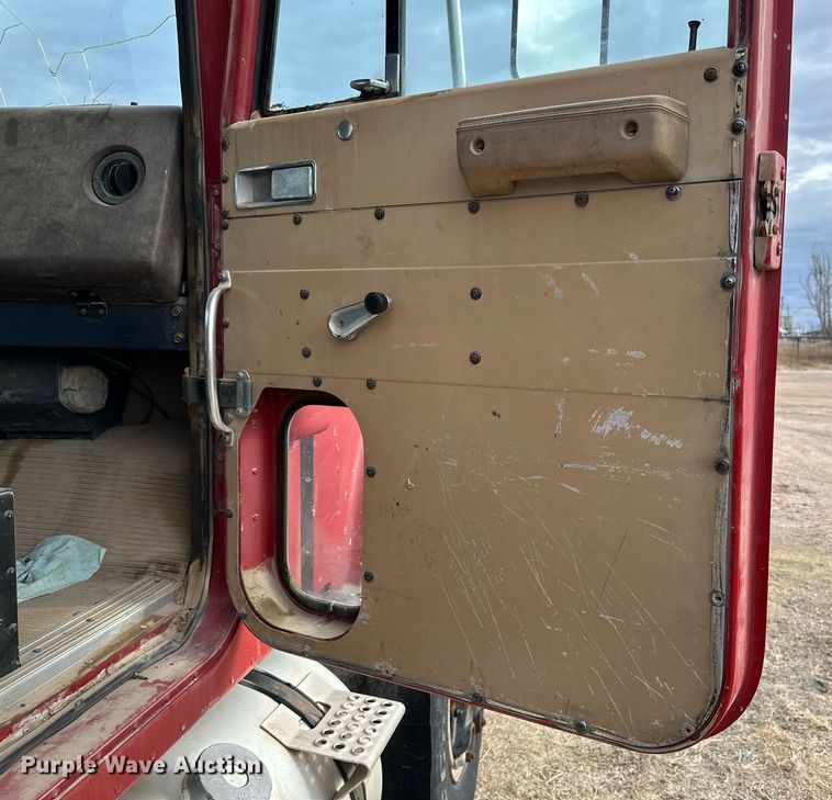 image for item IB9289 1983 International TranStar F4370  semi truck