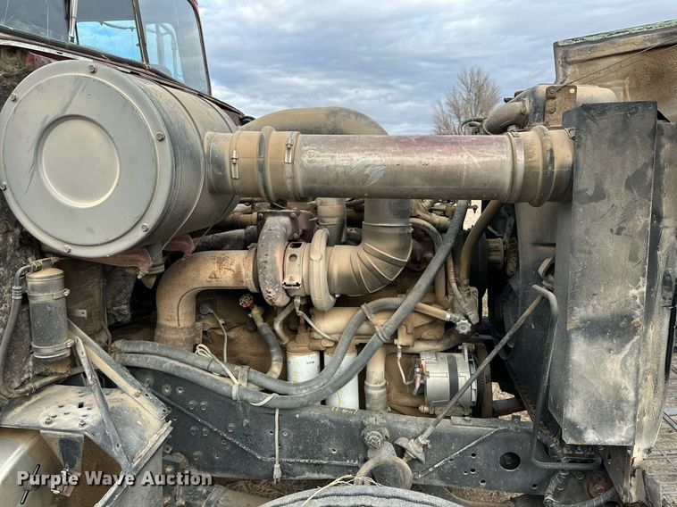 image for item IB9289 1983 International TranStar F4370  semi truck