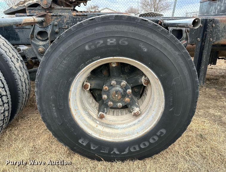 image for item IB9289 1983 International TranStar F4370  semi truck