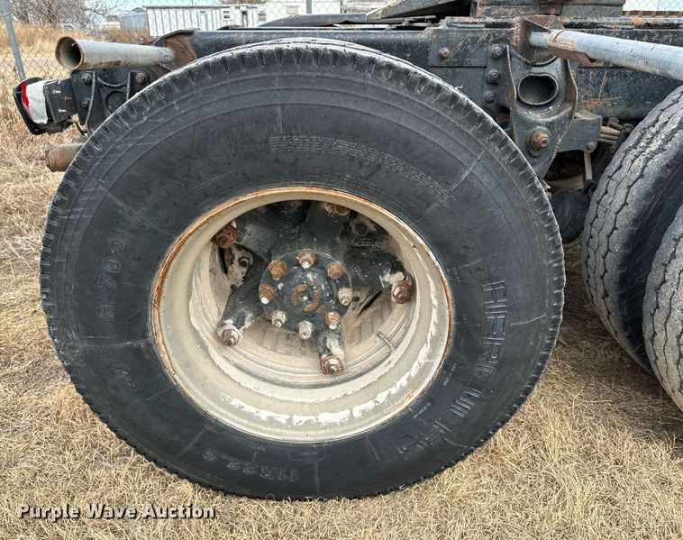 image for item IB9289 1983 International TranStar F4370  semi truck