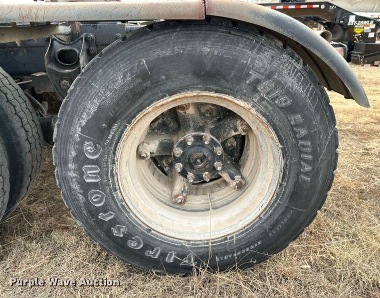 image for item IB9289 1983 International TranStar F4370  semi truck