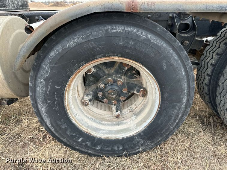 image for item IB9289 1983 International TranStar F4370  semi truck