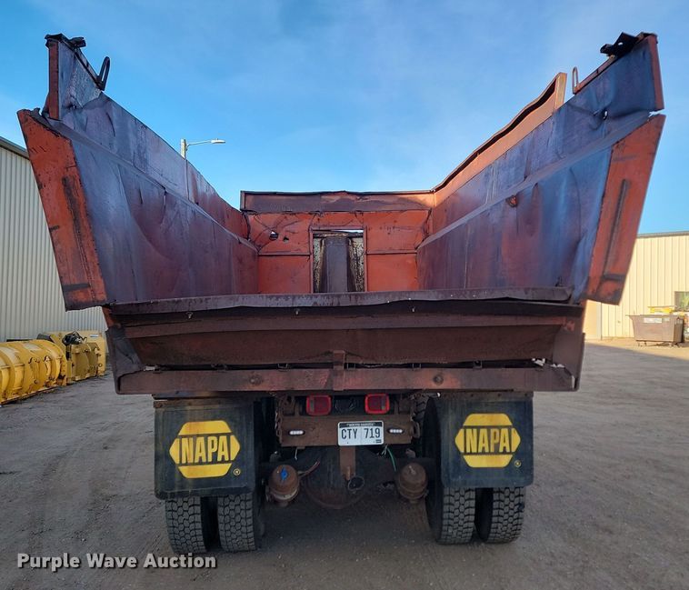 image for item KT9951 1990 GMC C7H064  dump truck