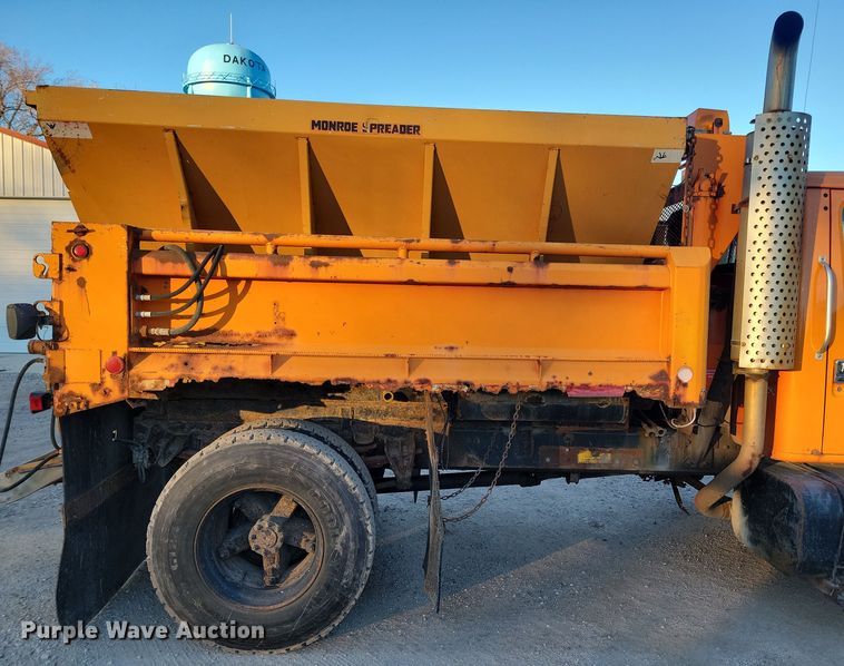 image for item LC9473 1996 International 4700  dump truck