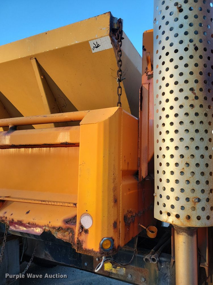 image for item LC9473 1996 International 4700  dump truck