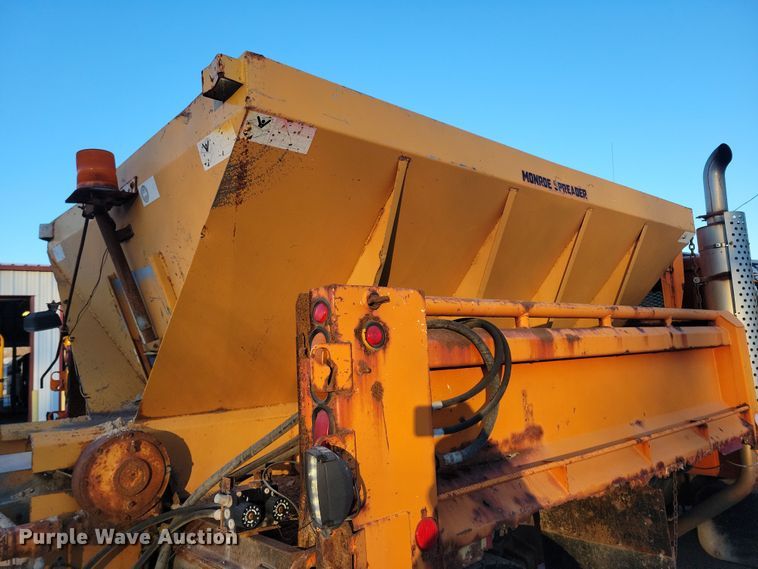 image for item LC9473 1996 International 4700  dump truck