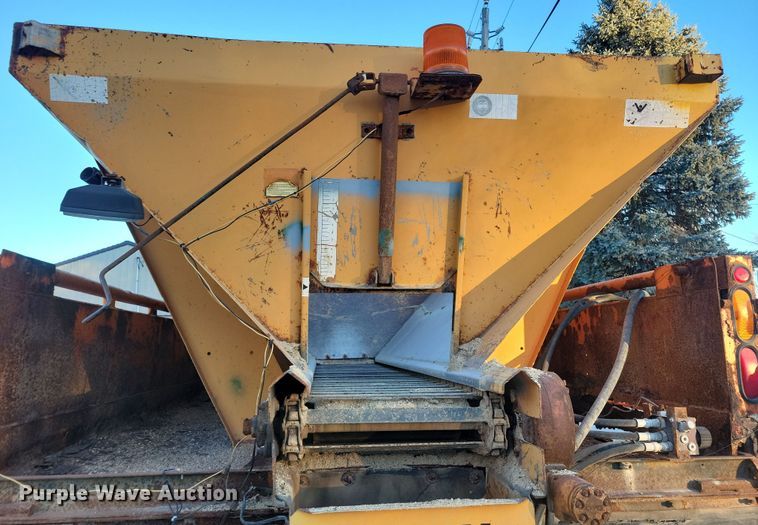 image for item LC9473 1996 International 4700  dump truck