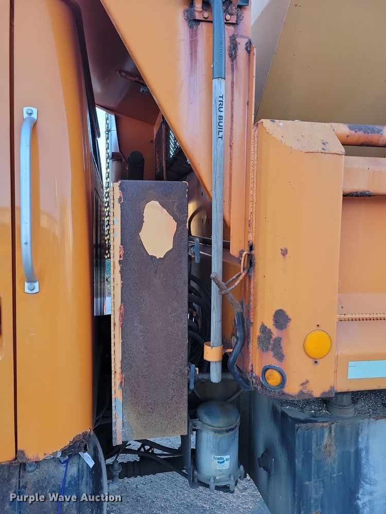 image for item LC9473 1996 International 4700  dump truck