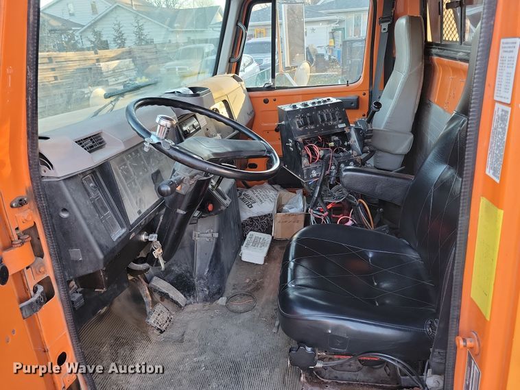 image for item LC9473 1996 International 4700  dump truck