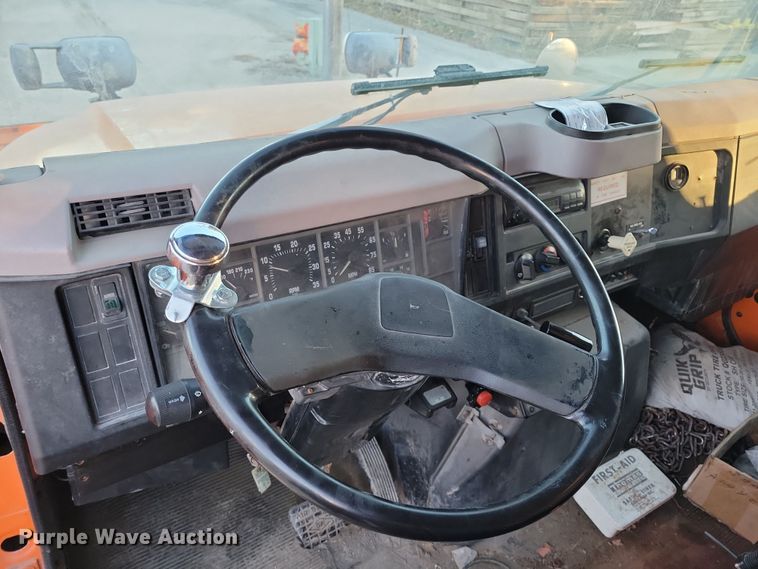 image for item LC9473 1996 International 4700  dump truck