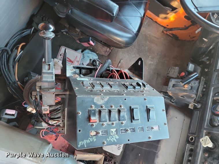 image for item LC9473 1996 International 4700  dump truck