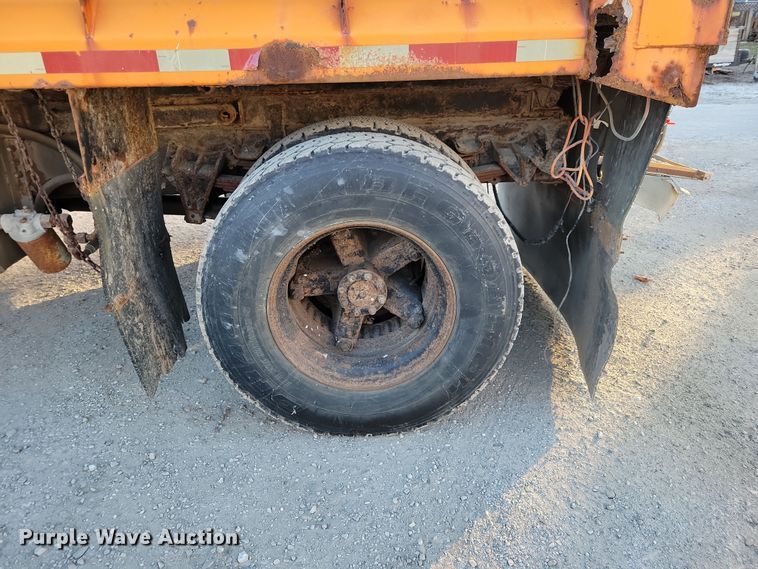 image for item LC9473 1996 International 4700  dump truck