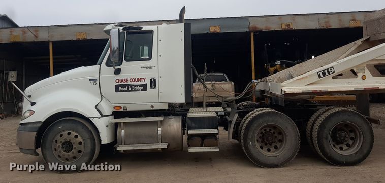 image for item LX9969 2013 International ProStar Plus 122  semi truck