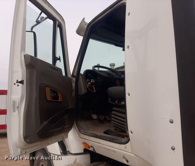 image for item LX9969 2013 International ProStar Plus 122  semi truck