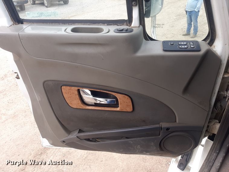 image for item LX9969 2013 International ProStar Plus 122  semi truck