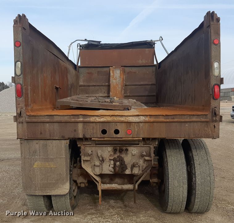 image for item LX9971 2000 Sterling L9500 dump truck