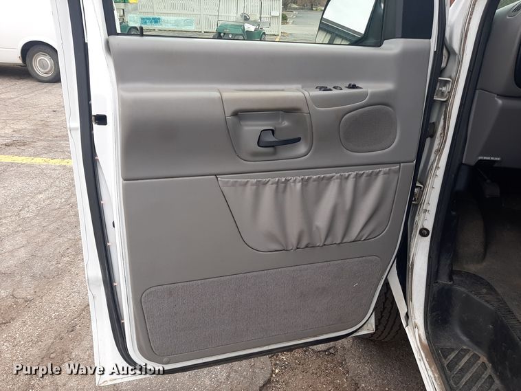 image for item LX9989 2000 Ford E350  van