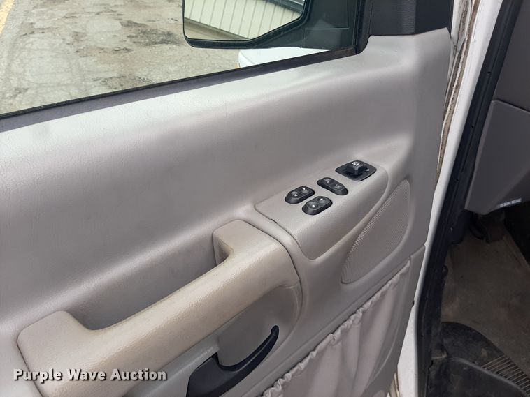 image for item LX9989 2000 Ford E350  van