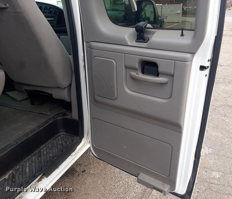 image for item LX9989 2000 Ford E350  van