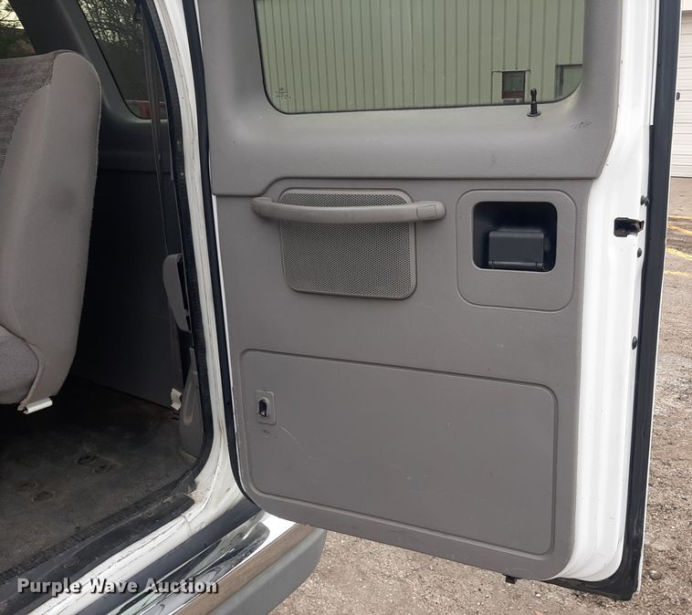 image for item LX9989 2000 Ford E350  van