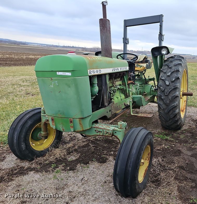 image for item NE9342 1976 John Deere 2640  tractor