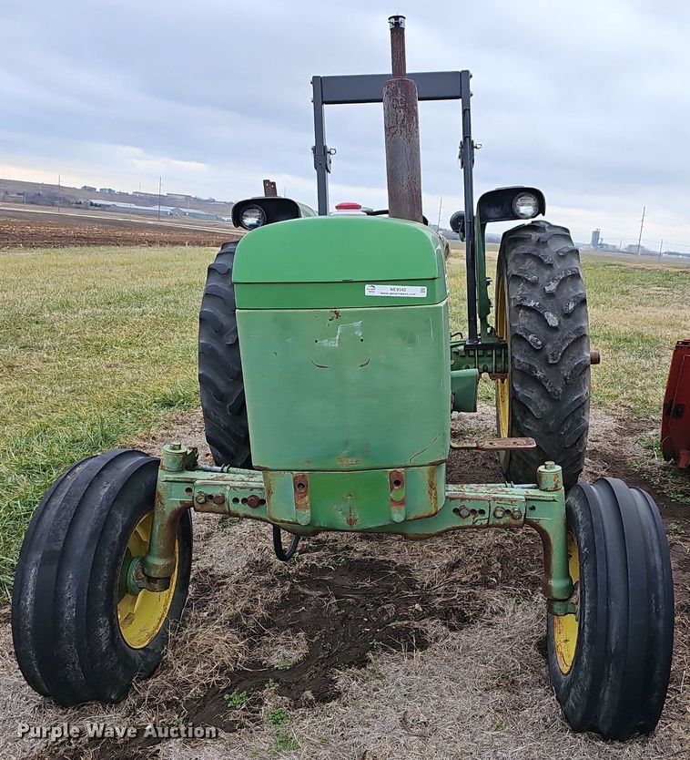 image for item NE9342 1976 John Deere 2640  tractor