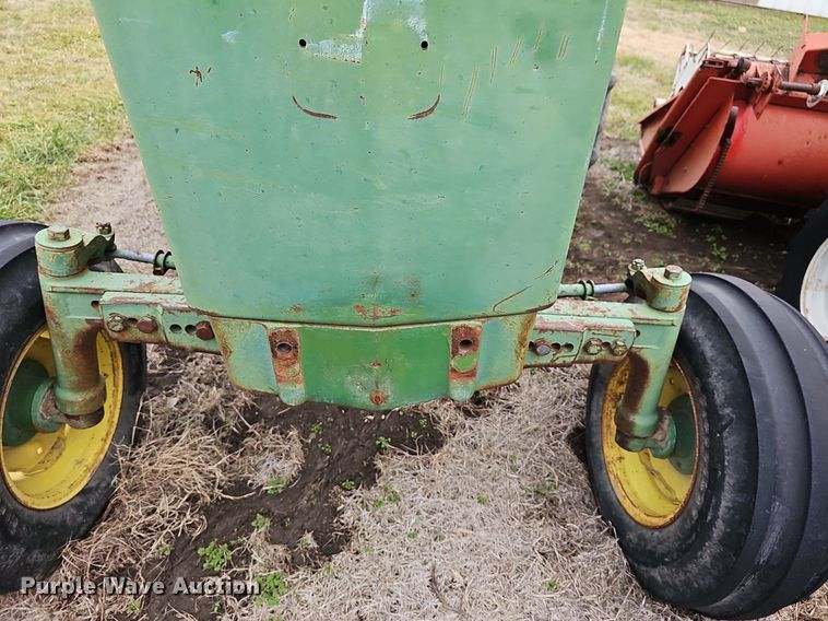 image for item NE9342 1976 John Deere 2640  tractor