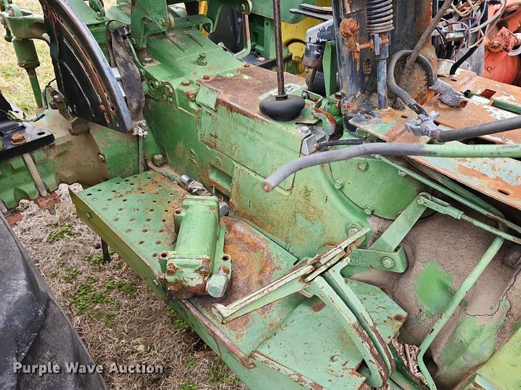 image for item NE9342 1976 John Deere 2640  tractor