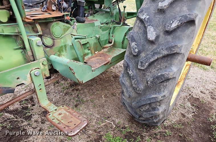 image for item NE9342 1976 John Deere 2640  tractor