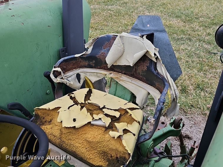 image for item NE9342 1976 John Deere 2640  tractor