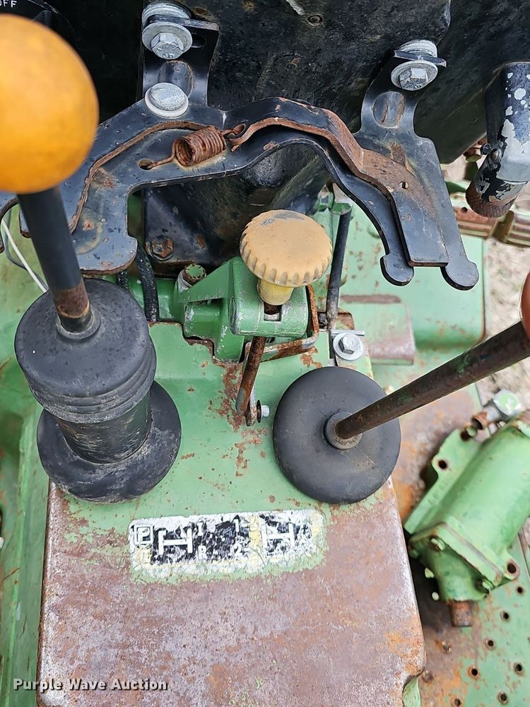 image for item NE9342 1976 John Deere 2640  tractor