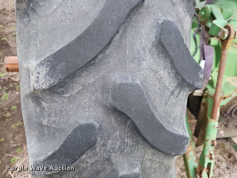 image for item NE9342 1976 John Deere 2640  tractor