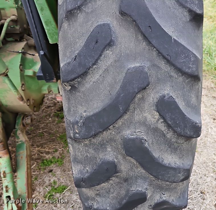 image for item NE9342 1976 John Deere 2640  tractor