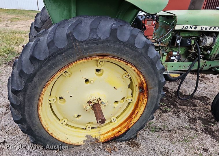 image for item NE9342 1976 John Deere 2640  tractor