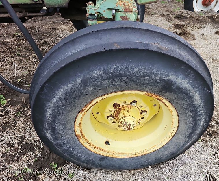 image for item NE9342 1976 John Deere 2640  tractor