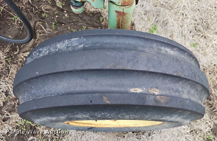 image for item NE9342 1976 John Deere 2640  tractor