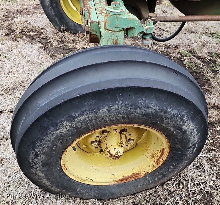 image for item NE9342 1976 John Deere 2640  tractor